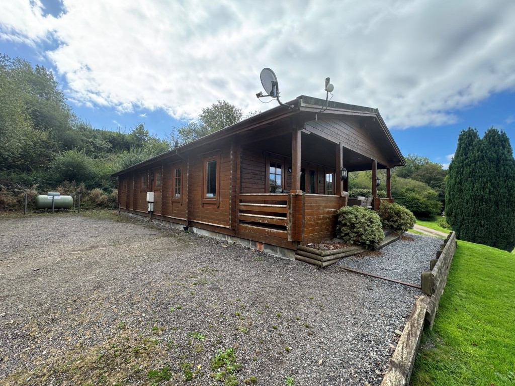 Lot: 71 - FREEHOLD TEN ACRE SITE WITH LAKES AND LODGES - Damsel Lodge